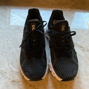 ON running shoes size 8.5